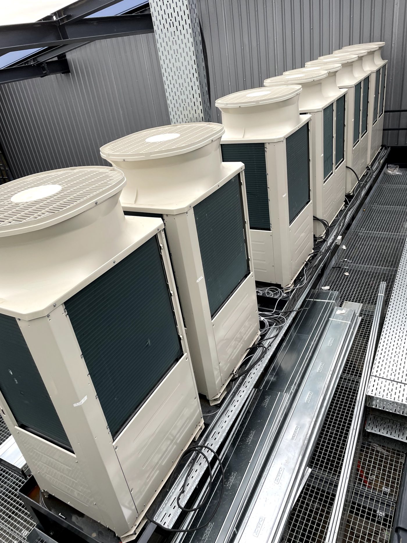 屋顶上成排的空调室外机
